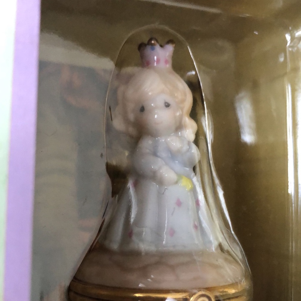 😊Precious Moments figural porcelain hinged collectible box 2000